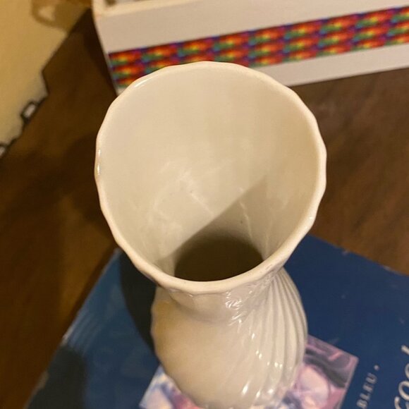 Royal Goedewaagen Swirl Ribbed Vase 'White Lady" Thin Bone China Holland H 11'' - Picture 4 of 6